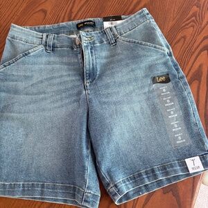 Lee's Jean Walking shorts 7 inch inseam in size 8